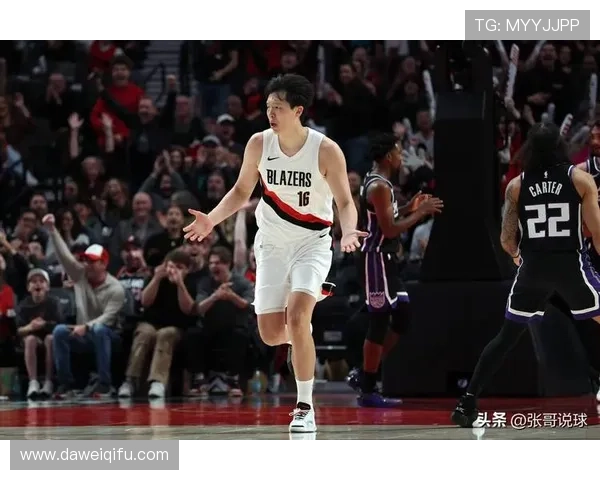 杨瀚森NBA季前赛首秀表现亮眼砍下4分4板难阻开拓者惜败勇士 杨瀚森NBA季前赛首秀表现亮眼砍下4分4板难阻开拓者惜败勇士